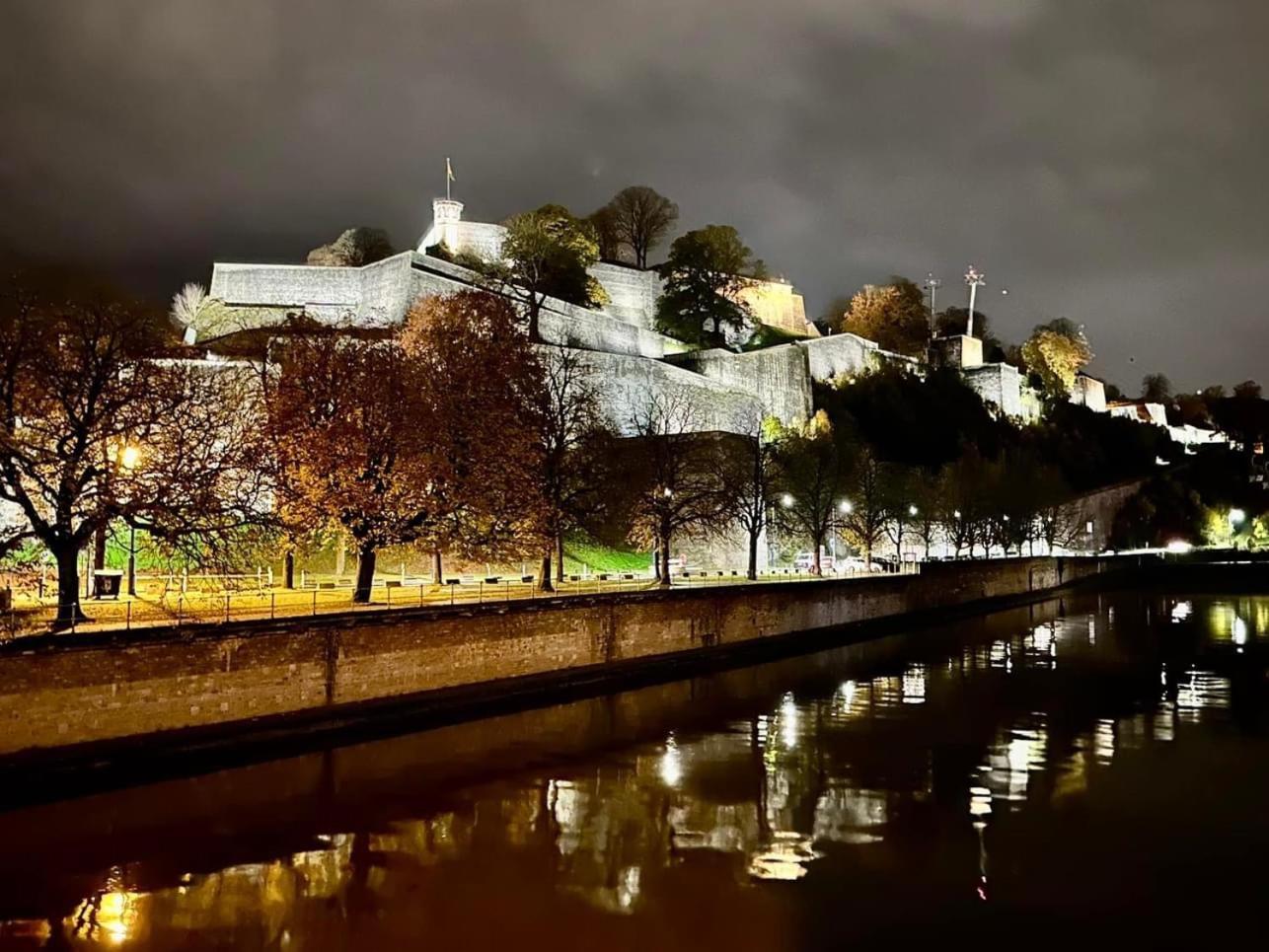 Villa Pieds Dans L'Eau Private Wellness Bordure De Meuse Lustin Esterno foto